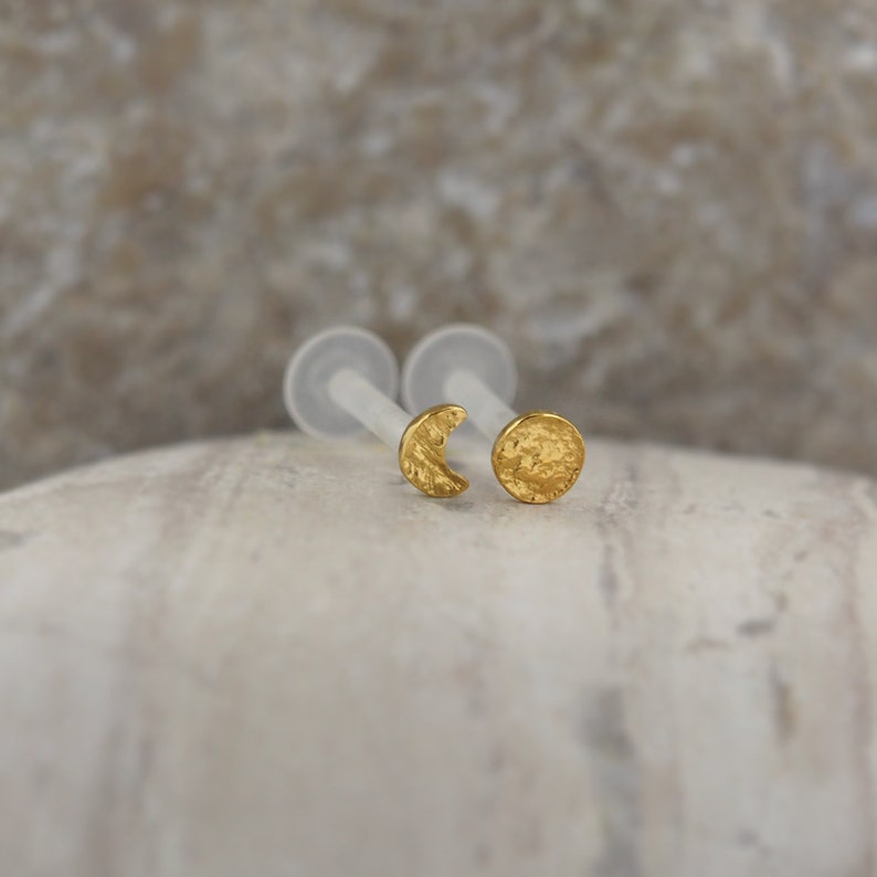Classic gold tragus and helix earring made from bioflex. Its simple and elegant design pairs beautifully with other accessories, perfect for any style.