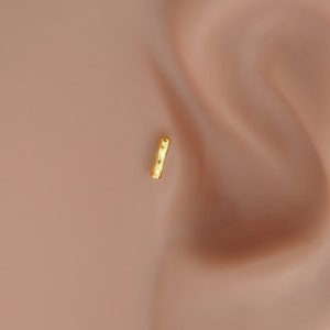 Simple bar-shaped tragus and helix earring made from bioflex. Its hypoallergenic material provides comfort and ease, making it a perfect choice for everyday use.