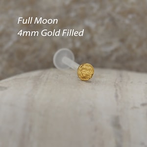 Delicate gold tragus and helix earring crafted from bioflex. A subtle design combines comfort and elegance, making it an ideal accessory for any occasion.