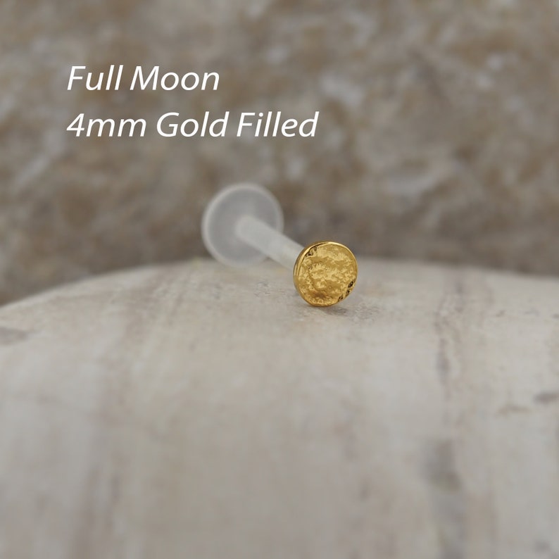 Delicate gold tragus and helix earring crafted from bioflex. A subtle design combines comfort and elegance, making it an ideal accessory for any occasion.