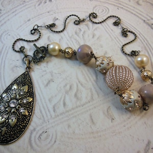 Handgefertigte Asymmetrische, Rosa Statement Halskette, Rosa Perlen Halskette, Gold Ketten Halskette, Gold Teardrop Anhänger, Rosa Anhänger Halskette