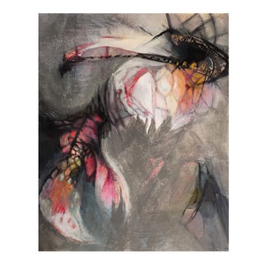 Puede incluir: Pintura abstracta con un fondo gris oscuro y una forma abstracta blanca, rosa y naranja en el centro. La forma está rodeada de líneas negras y una forma abstracta negra y dorada.