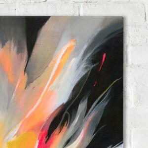 K&ouml;nnte beinhalten: Abstraktes Gem&auml;lde mit kr&auml;ftigen Strichen in Schwarz, Wei&szlig;, Orange, Gelb und Rosa. Die Farben verschmelzen und wirbeln miteinander und erzeugen eine dynamische und energiegeladene Komposition.