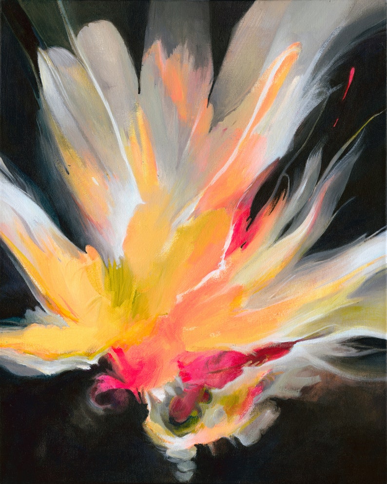 K&ouml;nnte beinhalten: Abstrakte Malerei einer Blume mit wei&szlig;en, gelben, rosa und orangefarbenen Bl&uuml;tenbl&auml;ttern auf schwarzem Hintergrund.