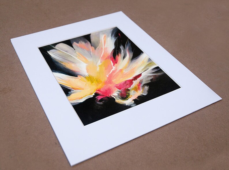K&ouml;nnte beinhalten: Abstrakte Malerei einer Blume mit gelben, rosa und wei&szlig;en Bl&uuml;tenbl&auml;ttern auf schwarzem Hintergrund. Das Gem&auml;lde ist mit einem wei&szlig;en Passepartout gerahmt.