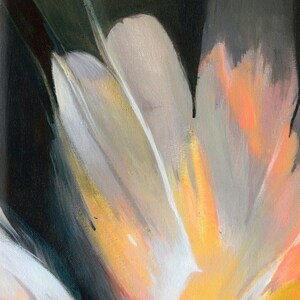 K&ouml;nnte beinhalten: Abstrakte Malerei einer Blume mit wei&szlig;en, gelben, orangefarbenen und grauen Bl&uuml;tenbl&auml;ttern. Der Hintergrund ist schwarz.
