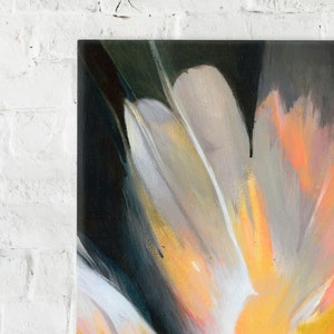 K&ouml;nnte beinhalten: Abstrakte Malerei einer Blume mit wei&szlig;en, gelben, orangefarbenen und grauen Bl&uuml;tenbl&auml;ttern. Der Hintergrund ist dunkelgr&uuml;n und schwarz.