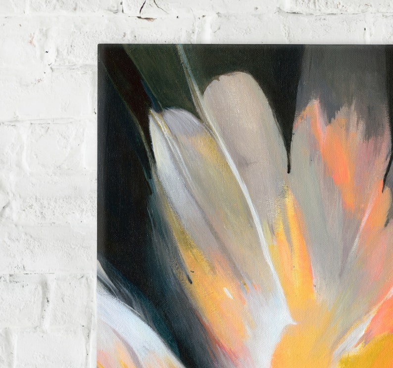K&ouml;nnte beinhalten: Abstrakte Malerei einer Blume mit wei&szlig;en, gelben, orangefarbenen und grauen Bl&uuml;tenbl&auml;ttern. Der Hintergrund ist dunkelgr&uuml;n und schwarz.