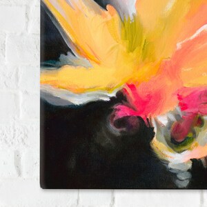 K&ouml;nnte beinhalten: Abstrakte Malerei mit einer leuchtenden gelben, orangen und pinkfarbenen Blume auf schwarzem Hintergrund.