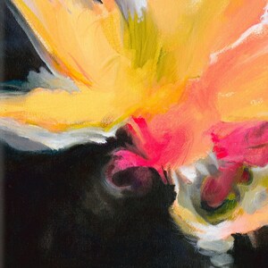K&ouml;nnte beinhalten: Abstrakte Malerei mit leuchtenden gelben, orangefarbenen, rosa und roten Farben auf schwarzem Hintergrund. Die Farben sind in einem wirbelnden, dynamischen Muster miteinander vermischt.