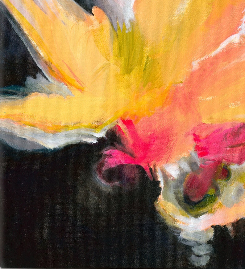 K&ouml;nnte beinhalten: Abstrakte Malerei mit leuchtenden gelben, orangefarbenen, rosa und roten Farben auf schwarzem Hintergrund. Die Farben sind in einem wirbelnden, dynamischen Muster miteinander vermischt.