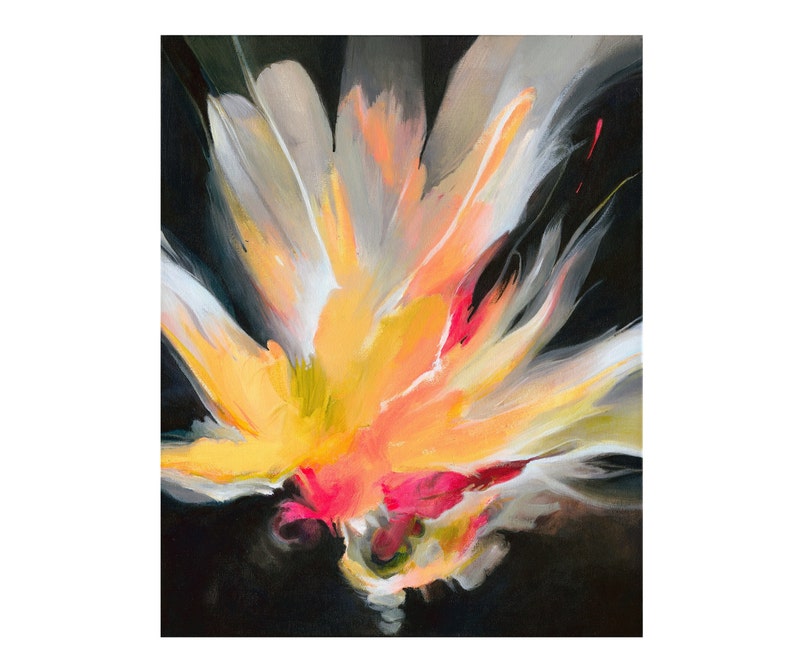 K&ouml;nnte beinhalten: Abstrakte Malerei einer Blume mit gelben, orangefarbenen, rosa, wei&szlig;en und grauen Bl&uuml;tenbl&auml;ttern auf schwarzem Hintergrund.