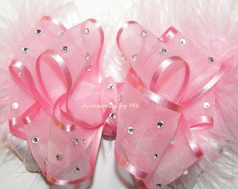 High Glitz Festzug Schleife, Rosa Schleife Clip, Hell Rosa Weiße Organza Satin Marabou Haarschleife, 1. Geburtstag Over the Top Bow, Boutique Bögen