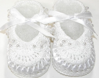 Botines de bebé de algodón blanco tejidos a crochet, con detalle de perlas trenzadas, zapatos de bautizo para recién nacidos.