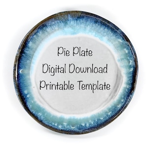 Peut inclure: Une assiette à tarte ronde avec un centre blanc et un bord bleu et marron. Le texte "Pie Plate Digital Download Printable Template" est imprimé en noir sur l'assiette.