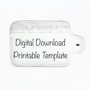 Könnte beinhalten: Ein rechteckiges weißes Schild mit abgerundeten Ecken und einem griffartigen Fortsatz auf der rechten Seite. Der obere Rand zeigt ein zartes, eingraviertes Blatt- und Rankenmuster. Der Text Digital Download Printable Template ist in Schwarz aufgedruckt.