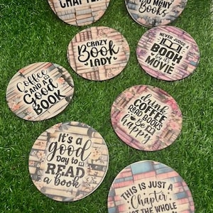 Peut inclure: Ensemble de 8 sous-verres ronds sur le thème du livre. Chaque sous-verre présente une citation différente sur le thème du livre et un fond de livres empilés. Les citations incluent "Just one more chapter", "There's no such thing as too many books", "Coffee and a good book", "Crazy book lady", "Never judge a book by its movie", "It's a good day to read a book", "Drink coffee read books be happy", and "This is just a chapter not the whole story".