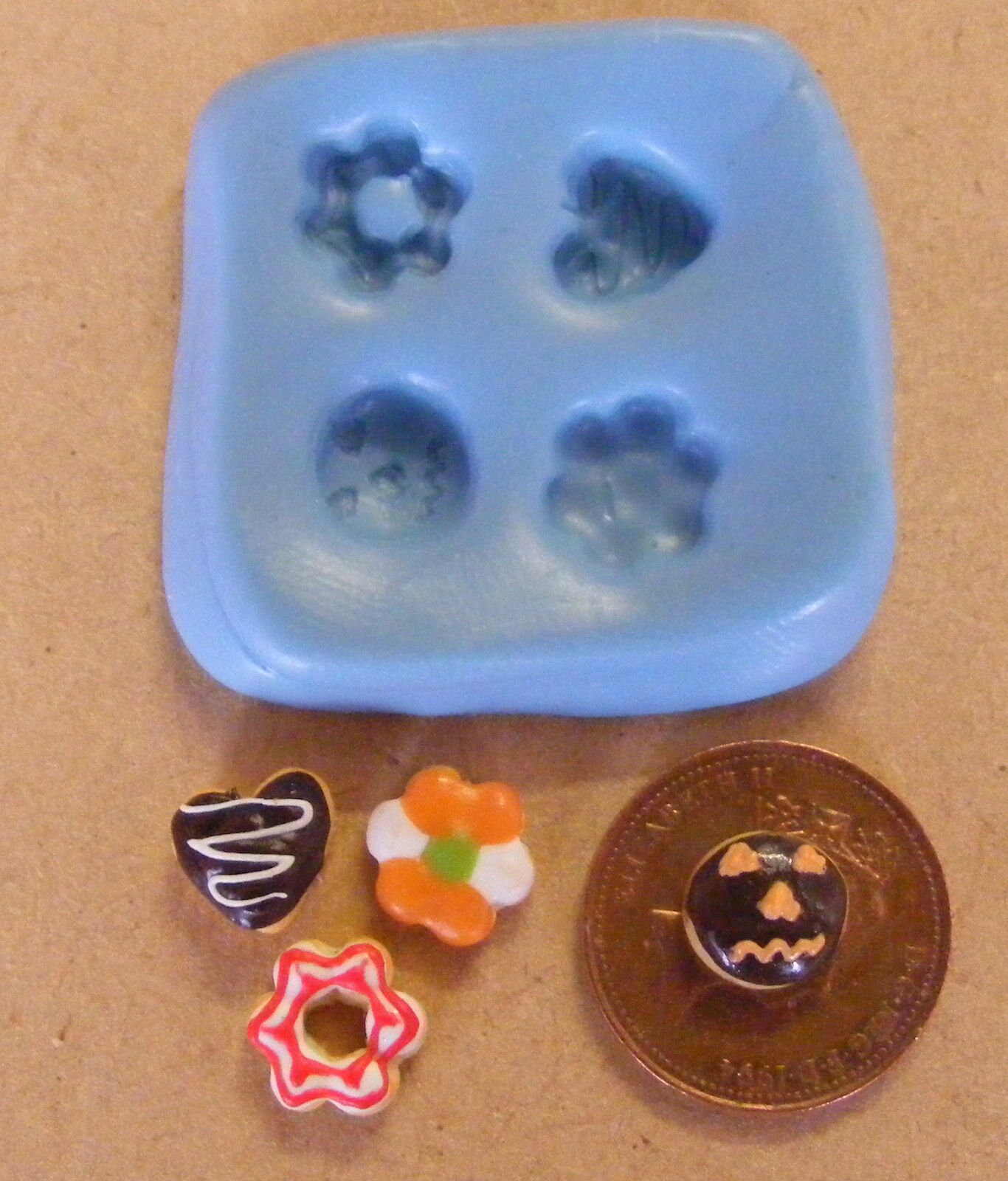 резиновый плесень. плесень в игрушках для купания. плесень в игрушках для купания. плесень на игрушках. резиновый плесень.