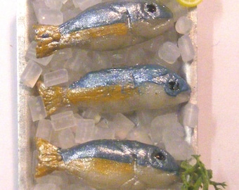 1:12 Scale 3 Fish Fixed On A Tray With Ice Dolls House Food Kitchen Accessory I