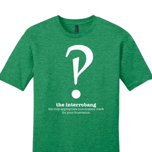 Puede incluir: Una camiseta verde con un símbolo interrobang blanco y el texto "the interrobang the only appropriate punctuation mark for your frustration".
