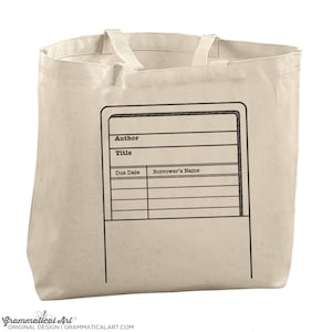 Puede incluir: Una bolsa de lona beige con un gr&aacute;fico en blanco y negro de una tarjeta de biblioteca. El gr&aacute;fico incluye las palabras "Autor", "T&iacute;tulo", "Fecha de vencimiento" y "Nombre del prestatario".