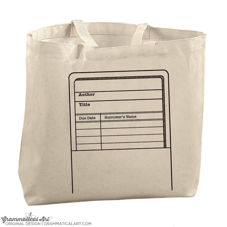 Puede incluir: Una bolsa de lona beige con un gr&aacute;fico en blanco y negro de una tarjeta de biblioteca. El gr&aacute;fico incluye las palabras "Autor", "T&iacute;tulo", "Fecha de vencimiento" y "Nombre del prestatario".