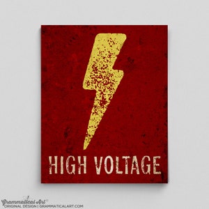 Op de afbeelding: Een rode en gele grafische print met een bliksem en de tekst "HIGH VOLTAGE".