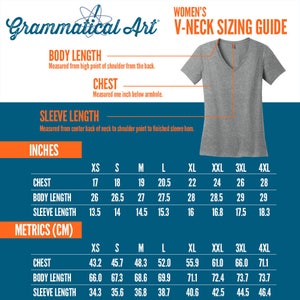 Puede incluir: Una tabla de tallas para camisas de cuello en V para mujeres. La tabla muestra las medidas en pulgadas y cent&iacute;metros para el pecho, la longitud del cuerpo y la longitud de la manga. Las tallas van de XS a 4XL.