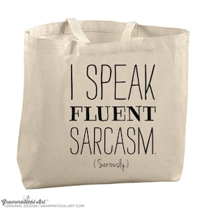 Puede incluir: Una bolsa de lona beige con texto negro que dice "I SPEAK FLUENT SARCASM (Seriously.)".