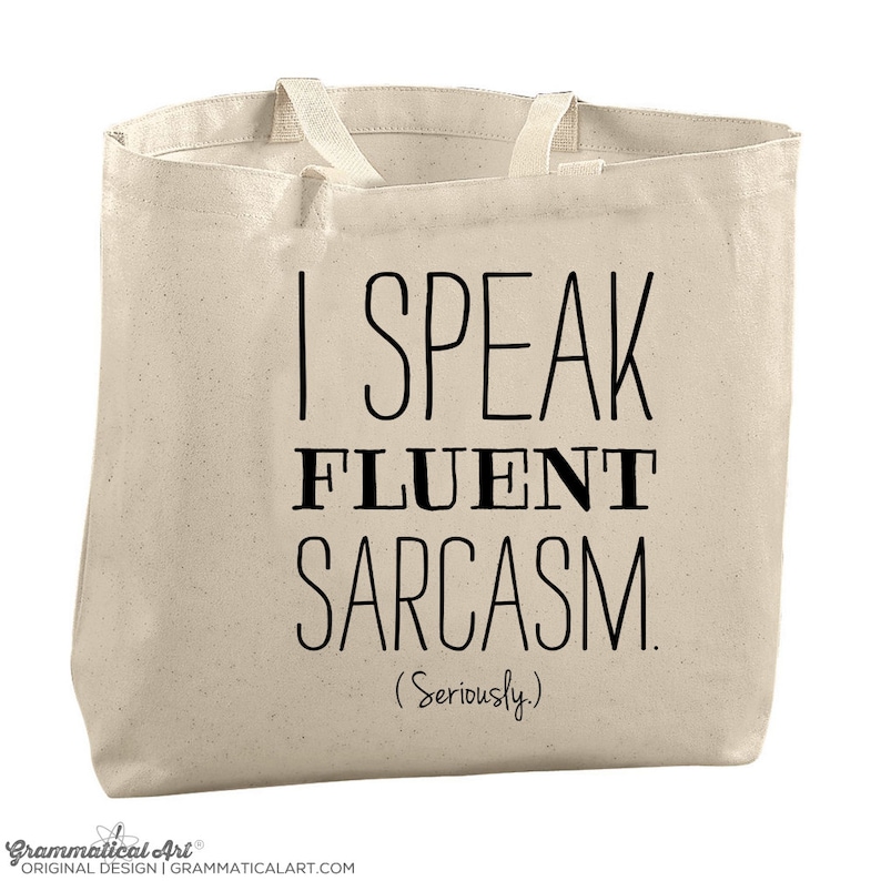 Puede incluir: Una bolsa de lona beige con texto negro que dice "I SPEAK FLUENT SARCASM (Seriously.)".
