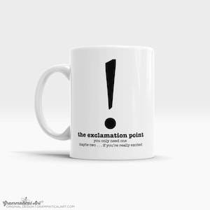 Peut inclure: Une tasse en céramique blanche avec un point d'exclamation noir et le texte "the exclamation point you only need one maybe two... if you're really excited".
