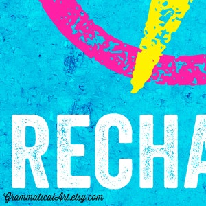 Puede incluir: Un fondo azul brillante con un c&iacute;rculo rosa y amarillo y la palabra "RECHARGE" en texto blanco.