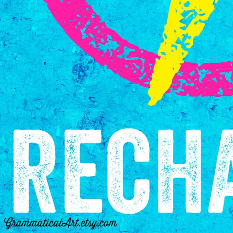 Puede incluir: Un fondo azul brillante con un c&iacute;rculo rosa y amarillo y la palabra "RECHARGE" en texto blanco.