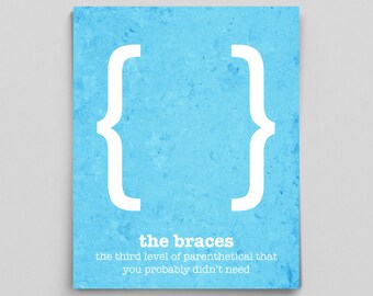 Op de afbeelding: Een lichtblauwe achtergrond met witte accolades en de tekst "the braces" in wit. De tekst onder de accolades luidt "the third level of parenthetical that you probably didn't need".