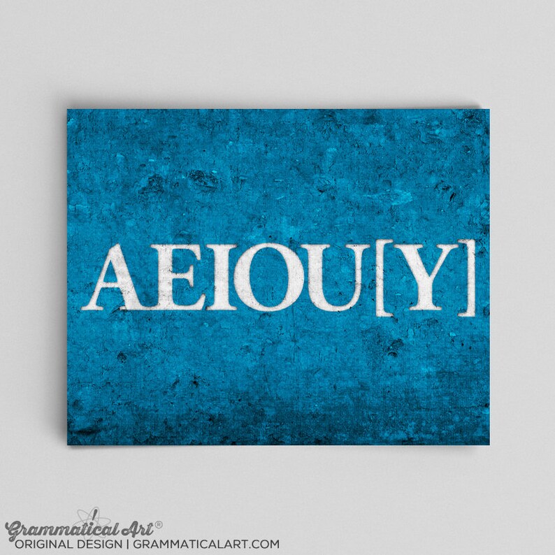 Puede incluir: Un fondo azul texturizado con las letras AEIOU y la letra Y entre corchetes en blanco.