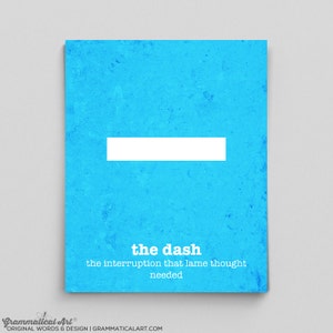 Può includere: Un poster blu con un trattino orizzontale bianco. Il testo "the dash" e "the interruption that lame thought needed" sono sotto il trattino. Il poster ha uno sfondo strutturato e le parole "Grammatical Art" sono in basso.