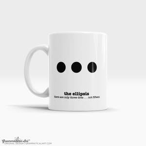 Puede incluir: Taza de cerámica blanca con un gráfico de elipsis negro y el texto "the ellipsis there are only three dots... not fifteen".