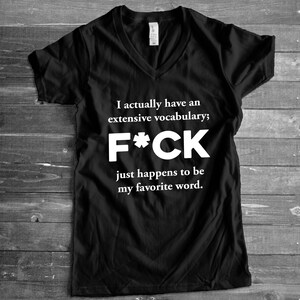 Camiseta com decote em V Presentes inadequados para ela Camisetas engraçadas para mulheres com decote em V extenso vocabulário F * ck Acontece que é meu favorito maduro