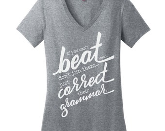 Korrigera deras grammatik V-ringad t-shirt nördig skjorta damskjorta cool rolig t-shirt redaktörskjorta damer engelsklärare skjorta lärargåvor