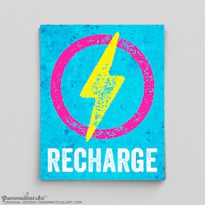 Puede incluir: Un gr&aacute;fico azul y rosa con un rayo amarillo en un c&iacute;rculo. El texto "RECHARGE" est&aacute; debajo del gr&aacute;fico.