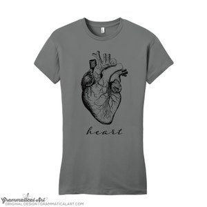 Peut inclure: Un t-shirt gris avec une illustration anatomique de c&oelig;ur noir et blanc et le mot "heart" imprim&eacute; en dessous.