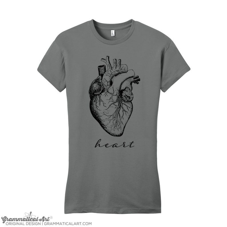 Peut inclure: Un t-shirt gris avec une illustration anatomique de c&oelig;ur noir et blanc et le mot "heart" imprim&eacute; en dessous.