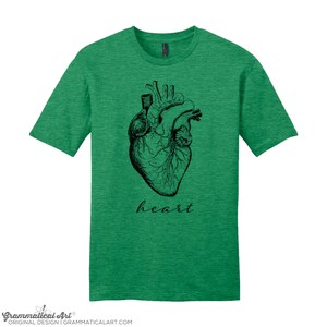 Peut inclure: Un t-shirt vert avec une illustration noire d'un c&oelig;ur anatomique et le mot "heart" imprim&eacute; en dessous.