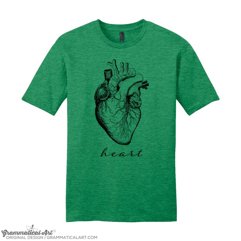 Peut inclure: Un t-shirt vert avec une illustration noire d'un c&oelig;ur anatomique et le mot "heart" imprim&eacute; en dessous.
