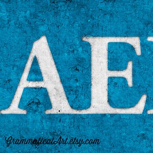 Puede incluir: Primer plano de un fondo azul texturizado con las letras "AE" en blanco.