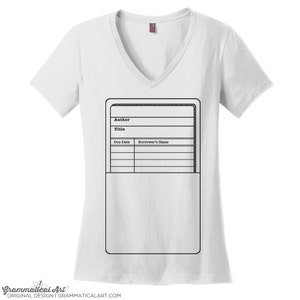 Biblioteca Card Shirt Bibliotecario Camicia Bibliotecario Regali Biblioteca Regali per Scrittori Retro Shirt Retrò Tshirt Old School Library Card Tshirt V Necks