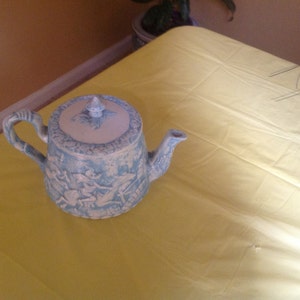 Teiera vintage in ceramica goffratura blu e bianca
