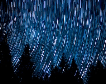 Senderos de estrellas foto - noche fotografía - noche estrellada - estrellas fotografía - estrellas imprimir - espacio de fotografía - foto dramática - cielo de la noche
