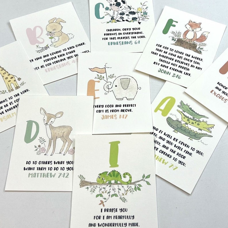 Op de afbeelding: Een set alfabetkaarten met kleurrijke illustraties van dieren en inspirerende bijbelteksten. Elke kaart heeft een letter van het alfabet, een dier en een bijbelvers. De kaarten zijn perfect om kinderen het alfabet en de bijbel te leren.