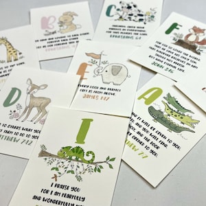 Op de afbeelding: Een set alfabetkaarten met dieren en bijbelteksten. Elke kaart heeft een kleurrijke illustratie van een dier, een letter van het alfabet en een bijbeltekst. De kaarten zijn gedrukt op wit karton en zijn perfect om kinderen het alfabet en de bijbel te leren.